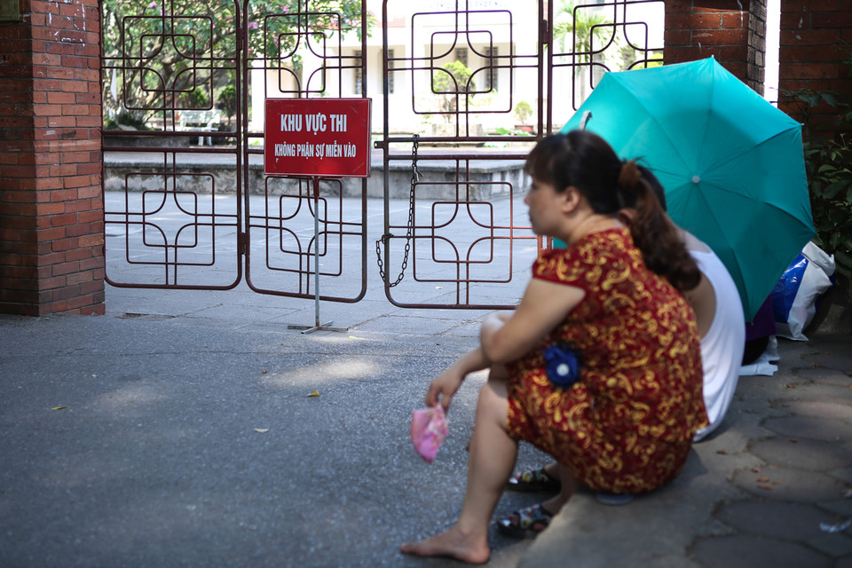 Một số phụ huynh tập trung trước khu vực thi để chờ con em mình. (Ảnh: Minh Sơn/Vietnam+)