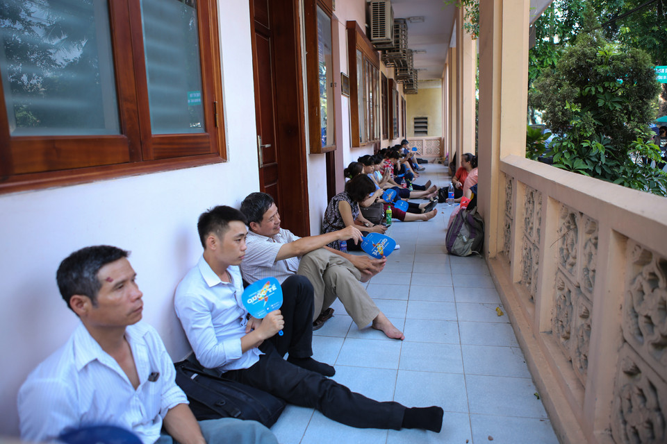 Hành lang là nơi nghỉ ngơi lý tưởng cho các ông bố bà mẹ. (Ảnh: Minh Sơn/Vietnam+)