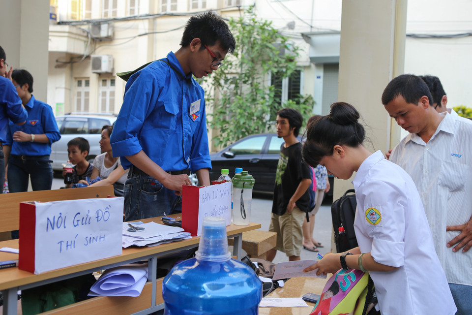 Nhà trường đã bố trí các điểm gửi đồ cho các thí sinh để các bạn yên tâm khi làm bài. (Ảnh: Minh Sơn/Vietnam+)
