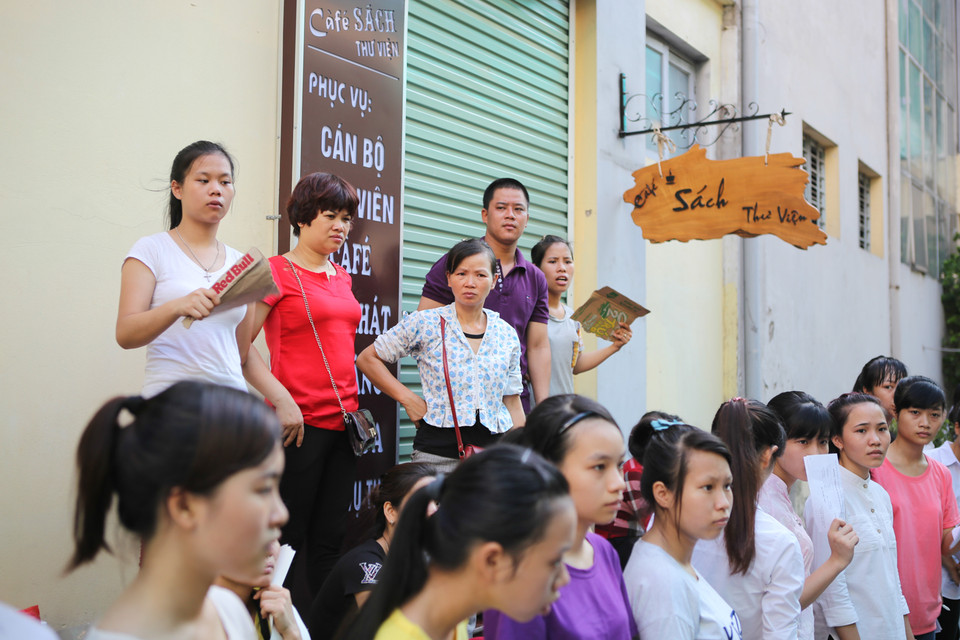 Cô Lan Anh (Đống Đa, Hà Nội), một phu huynh lo lắng chia sẻ: ‘Con cô làm bài thi năng lực đánh giá. Không biết chúng nó thi như thế nào nữa’. (Ảnh: Minh Sơn/Vietnam+)