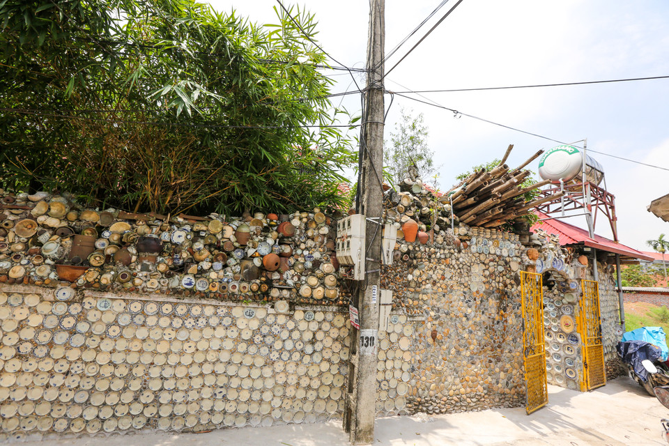 Đến thôn Sơn Kiện (Vĩnh Tường, Vĩnh Phúc), hỏi ai cũng biết ông Trường 'khùng' với căn nhà độc đáo làm từ hàng ngàn đồ cổ nhìn từ xa cũng thấy. (Ảnh: Minh Sơn/Vietnam+)