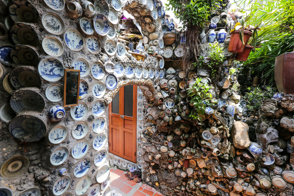 'Tôi mê cổ vật từ những năm 1986 nhưng phải đến năm 1991 mới có tiền mua món đồ đầu tiên. Khoảng từ năm 1996 đến nay, tôi bắt đầu gắn những thứ mình có lên tường nhà, hòn non bộ, tường rào.' ông Trường chia sẻ. (Ảnh: Minh Sơn/Vietnam+)