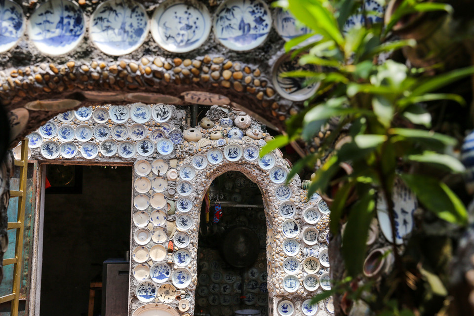 Ông Trường tâm sự, trước đây ông từng là bộ đội tham gia chiến trường Campuchia. Năm 1986, ông về quê mưu sinh bằng nghề sơn rong bàn ghế thuê kiếm sống. Cũng nhờ làm nghề này nên ông Trường có nhiều cơ hội tiêp xúc với đồ cổ. (Ảnh: Minh Sơn/Vietnam+)