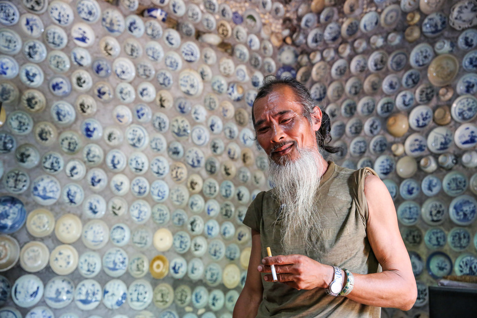 Trong giới mê cổ vật, hiếm có ai 'ăn chơi' bằng ông Nguyễn Văn Trường ở thôn Sơn Kiện, xã Chấn Hưng, huyện Vĩnh Tường, Vĩnh Phúc khi mang toàn bộ đồ cổ thu mua được gắn lên nhà. (Ảnh: Minh Sơn/Vietnam+)