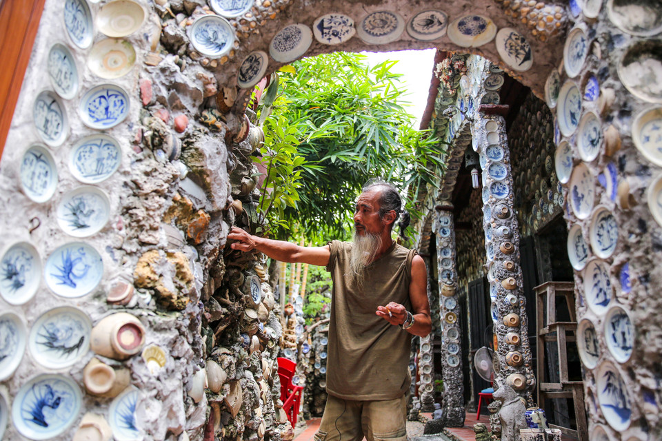 Hầu hết những bát đĩa cổ được ông sưu tầm, mua về đều được gắn trên tường nhà ông đều thuộc thời Lý. Ngoài ra, còn có những chiếc bát đĩa cổ có niên đại vào đời nhà Trần, Nguyễn rất quý hiếm. (Ảnh: Minh Sơn/Vietnam+)