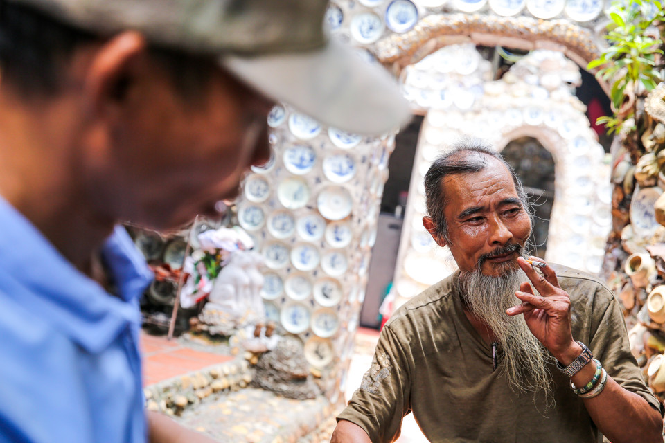 Nhiều người chơi đồ cổ đã đến nhà và 'gạ' ông nhượng lại cho họ món này, đồ kia với giá cao nhưng ông Trường một mực khước từ. (Ảnh: Minh Sơn/Vietnam+)