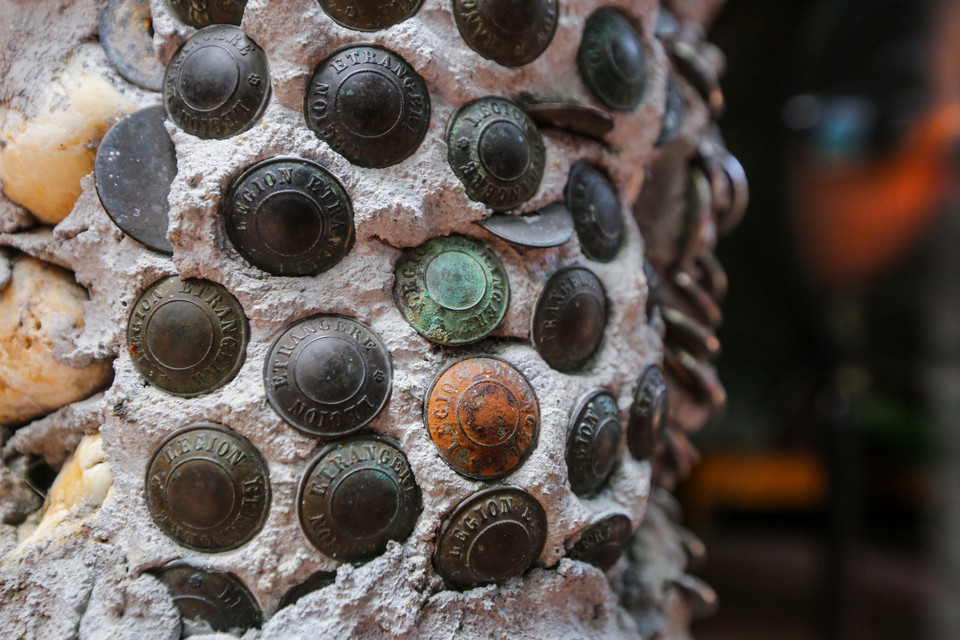 Ngôi nhà hiện tại của ông Trường cũng được bao phủ bởi gần 10 ngàn đĩa, bát và bình sứ. Ông Trường còn cho biết thêm, đa số những mảnh bát đĩa này trông đều rất đẹp và rẻ nhưng thực chất, một số bát đĩa có từ tận thế kỷ 17 và 18. (Ảnh: Minh Sơn/Vietnam+)