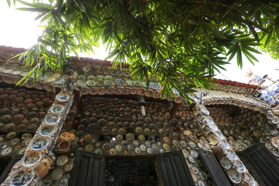 Dù công việc sinh nhai không kiếm được bao nhiêu, thế nhưng cứ gom góp được chút tiền là ông lại đi tìm mua hết cái đống bát đĩa cổ từ lành lặn đến vụn vỡ. (Ảnh: Minh Sơn/Vietnam+)