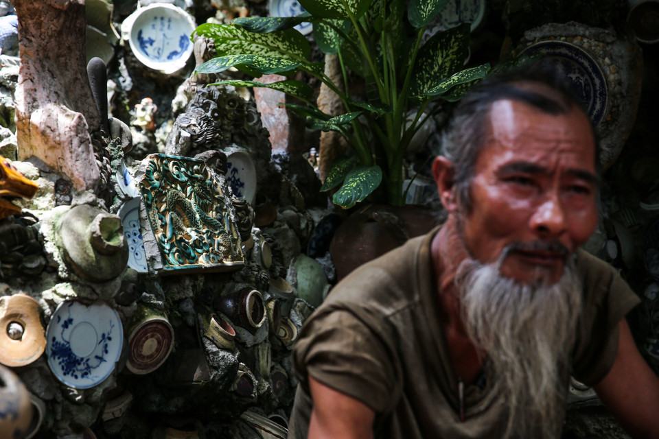 Ông chia sẻ: 'Tôi đã bỏ công ra sưu tầm cũng là vì đam mê nét văn hóa cổ xưa chứ không phải là vì mục đích thương mại. Nếu như tôi định bán thì tôi đã không gắn hết các đồ cổ này lên tường như thế.' (Ảnh: Minh Sơn/Vietnam+)