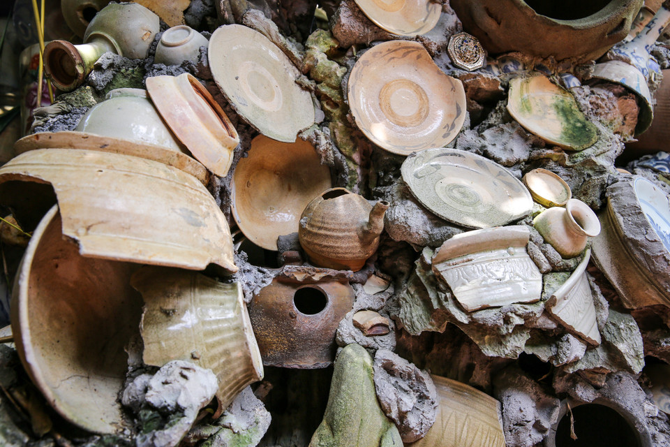 Ông Trường chia sẻ, bộ sưu tập của mình tuy đồ sộ mà giá trị kinh tế không cao, vì toàn đồ gốm dành cho tầng lớp bình dân, ít có hàng cao cấp, nhiều nhất chỉ vài trăm nghìn đồng một món. Tuy bị mang tiếng 'khùng' nhưng ông vẫn tâm đắc, khi nằm xuống sẽ lưu lại cho đời sau một di sản có giá trị văn hóa. (Ảnh: Minh Sơn/Vietnam+)