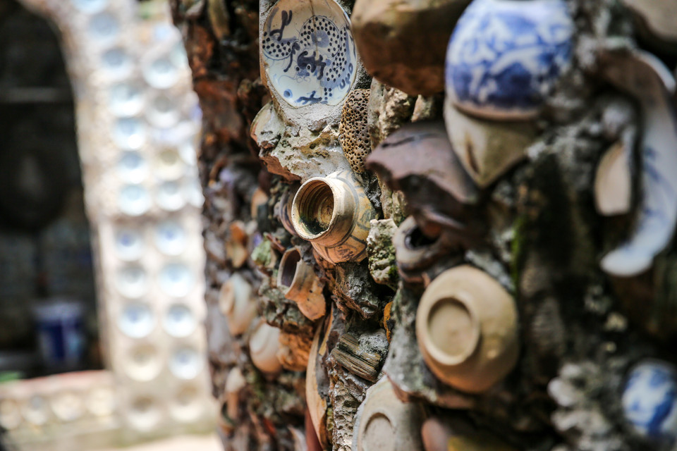 Trên hòn non bộ được gắn hàng nghìn mảnh gốm cổ. Giữa hòn non bộ là một khóm trúc rủ bóng mát xuống khoảng sân hẹp. (Ảnh: Minh Sơn/Vietnam+)