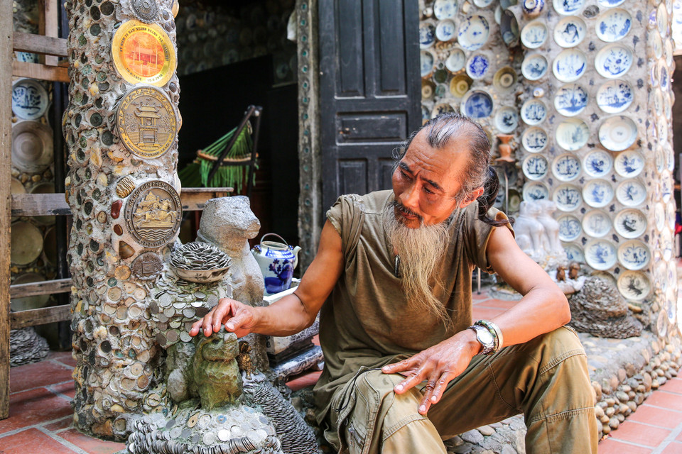 Nhiều người dân trong xóm, ngoài làng biết chuyện còn mang đến biếu ông những đồ vật gốm, sứ trong gia đình nhằm góp vốn làm giàu thêm 'bộ sưu tập' của ông nông dân mê đồ cổ. (Ảnh: Minh Sơn/Vietnam+)