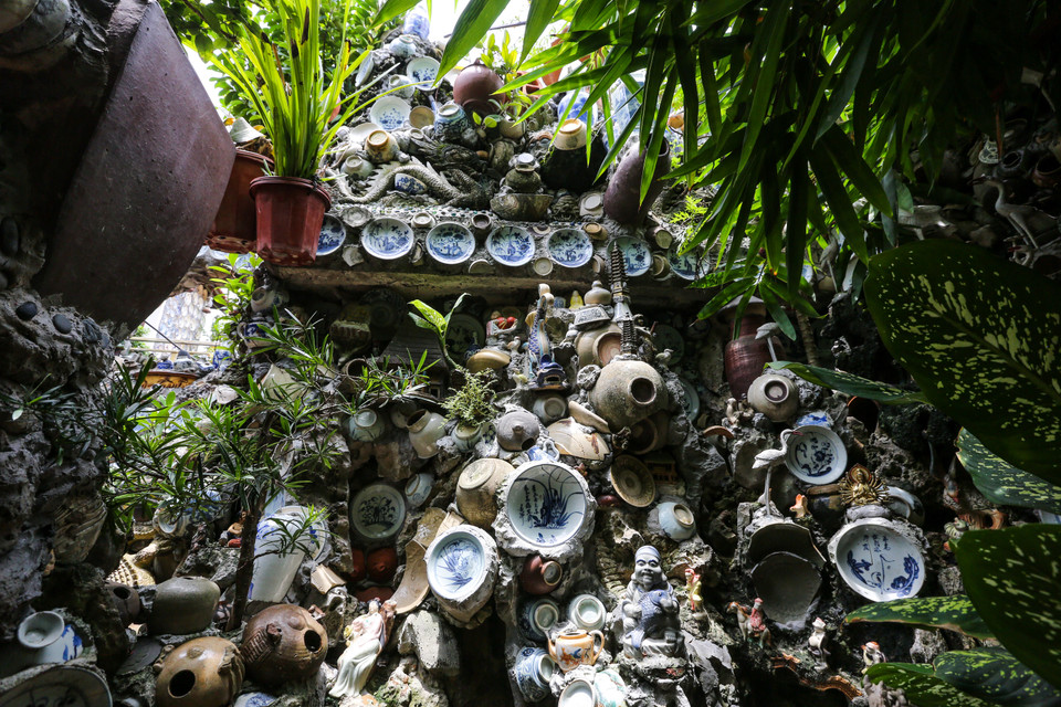 Tuy nhiên, ông không mảy may quan tâm tới giá trị vật chất của chúng. Điều mong muốn duy nhất của ông là giữ gìn nét đẹp văn hóa của đất nước. (Ảnh: Minh Sơn/Vietnam+)