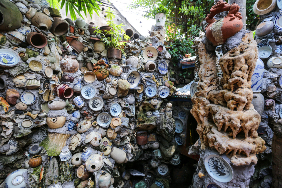 Tuy nhiên, niềm đam mê này của ông Trường vốn không được gia đình, người thân chấp nhận. Ông đi khắp cả nước, lùng sục từng nhà có đồ cổ trong nhiều tuần, có đôi khi là trong nhiều tháng. (Ảnh: Minh Sơn/Vietnam+)