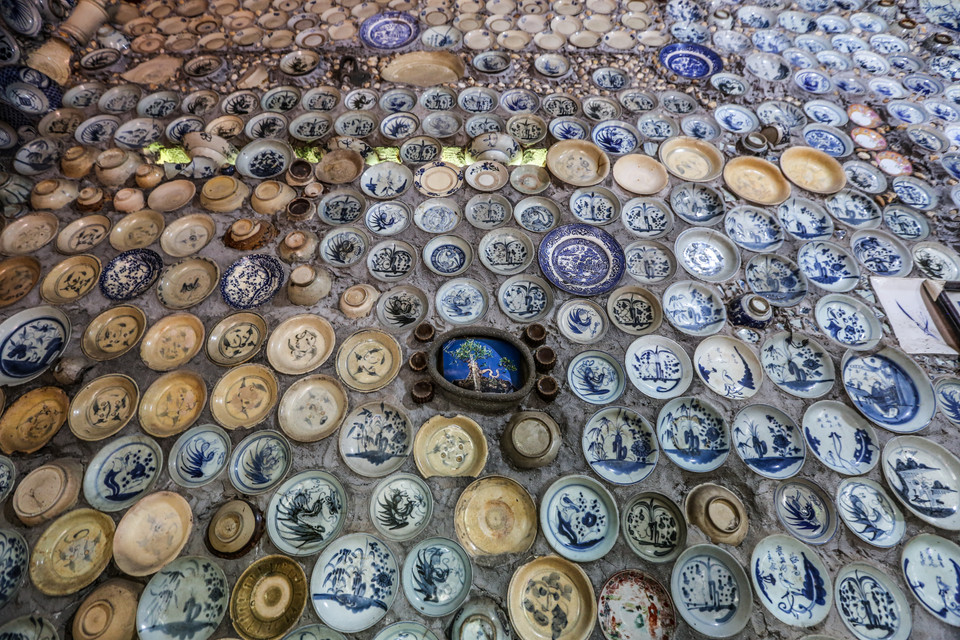 Ông Trường cho biết rất sợ bộ sưu tập của mình sẽ bị đánh cắp hoặc vỡ nếu để ở nhà. Do đó, để đảm bảo bộ sưu tập của mình sẽ trường tồn theo thời gian, ông quyết định gắn tất cả chúng lên tường nhà của mình. (Ảnh: Minh Sơn/Vietnam+)