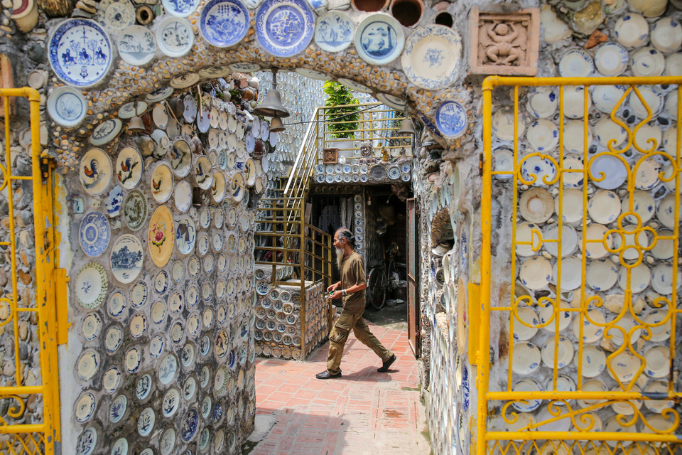 Ngôi nhà cấp 4 rộng hơn 40m2 cùng nhiều công trình phụ nằm trên khoảng đất rộng hơn 100 m2 trang trí bằng hàng ngàn cổ vật được ông Trường dựng lên từ hàng chục năm nay. (Ảnh: Minh Sơn/Vietnam+)