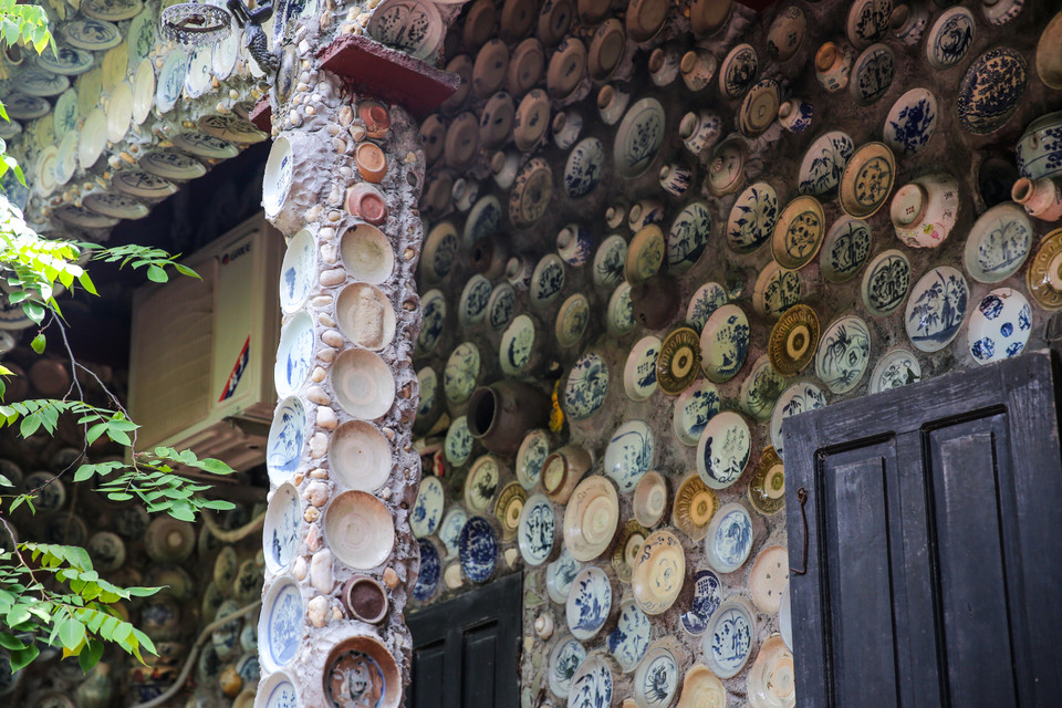 Gần 30 năm trời, ông Trường đã rong ruổi, lùng sục khắp các hang cùng ngõ hẻm để săn đồ cổ chỉ với chiếc xe đạp. (Ảnh: Minh Sơn/Vietnam+)