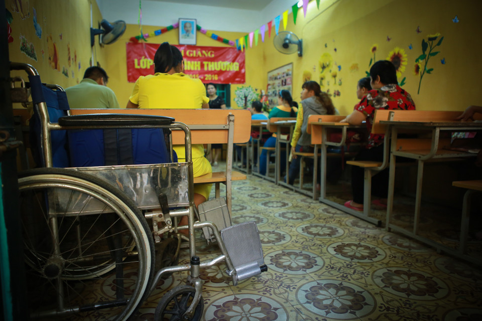 Lớp học của bà giáo Hồ Hương Nam gồm các em nhỏ bị khuyết tật dạng câm, điếc bẩm sinh, khuyết tật tứ chi hoặc trẻ bị bệnh đao. (Ảnh: Minh Sơn/Vietnam+)
