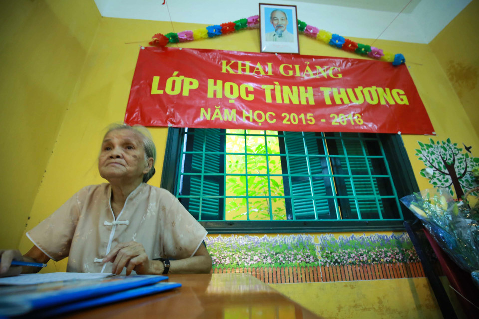 Không một đồng học phí, không một lời thở than, 18 năm qua lớp học đặc biệt của bà giáo Hồ Hương Nam vẫn âm thầm tồn tại, ngày ngày dạy dỗ các em nhỏ bị thiểu năng trí tuệ. (Ảnh: Minh Sơn/Vietnam+)