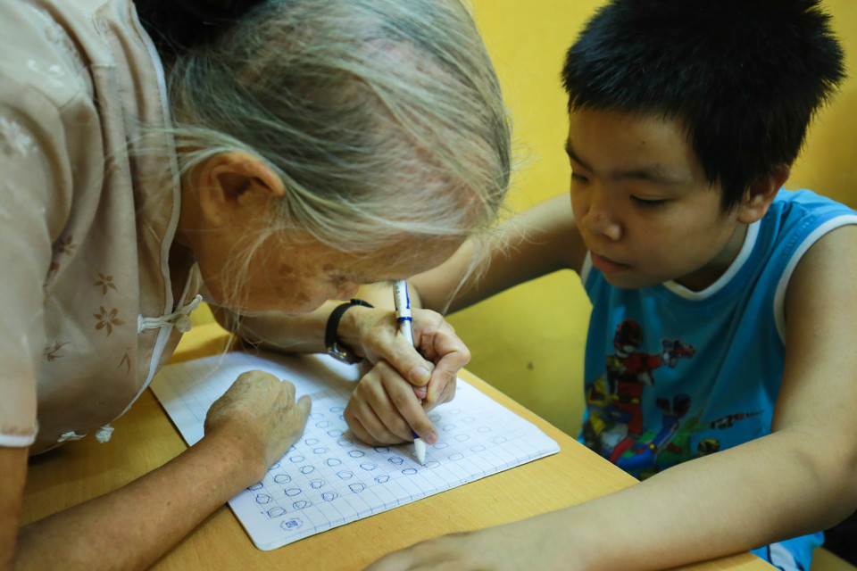 Cứ thế suốt 2 tiếng đồng hồ, lớp học đặc biệt diễn ra trong tiếng nhạc dìu dặt, tiếng ú ớ, ngọng nghịu của học sinh, những ký hiệu và cả giọng nói trầm trầm xứ Huế của bà Nam. (Ảnh: Minh Sơn/Vietnam+)