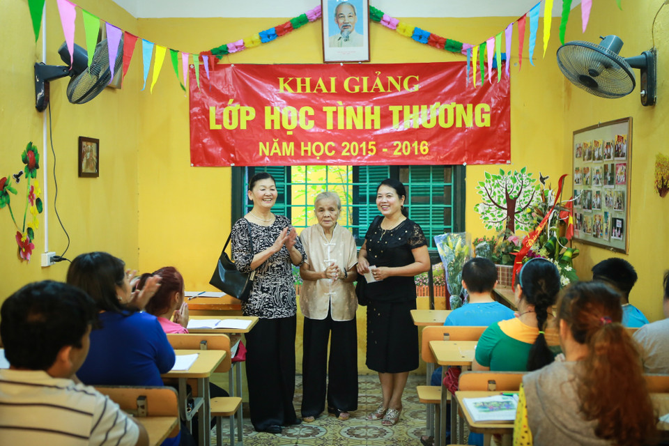 Nhân dịp Ngày nhà giáo Việt Nam 20/11, rất nhiều tổ chức ban ngành, đoàn thể đã mang hoa đến chia vui cùng bà, đều chúc bà thành công với lớp học tình thương đặc biệt này. (Ảnh: Minh Sơn/Vietnam+)