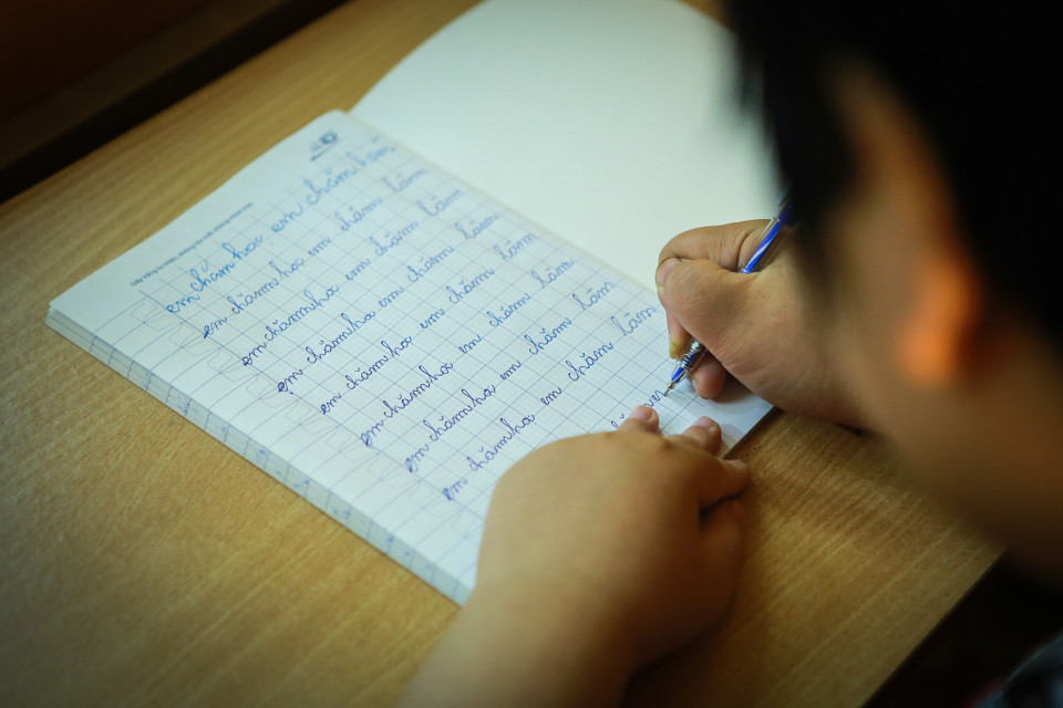 Những nét chữ của các em đã đều hơn, cứng cáp hơn qua từng ngày được bà Nam dạy. (Ảnh: Minh Sơn/Vietnam+)