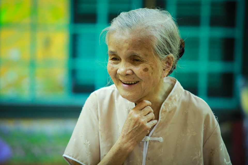 Ở tuổi 83, thật khó nghĩ rằng, người phụ nữ nhỏ nhắn, bàn tay run run mỗi khi cầm nắm nhưng ánh mắt lại sáng ngời mỗi khi dạy dỗ những đứa trẻ. (Ảnh: Minh Sơn/Vietnam+)