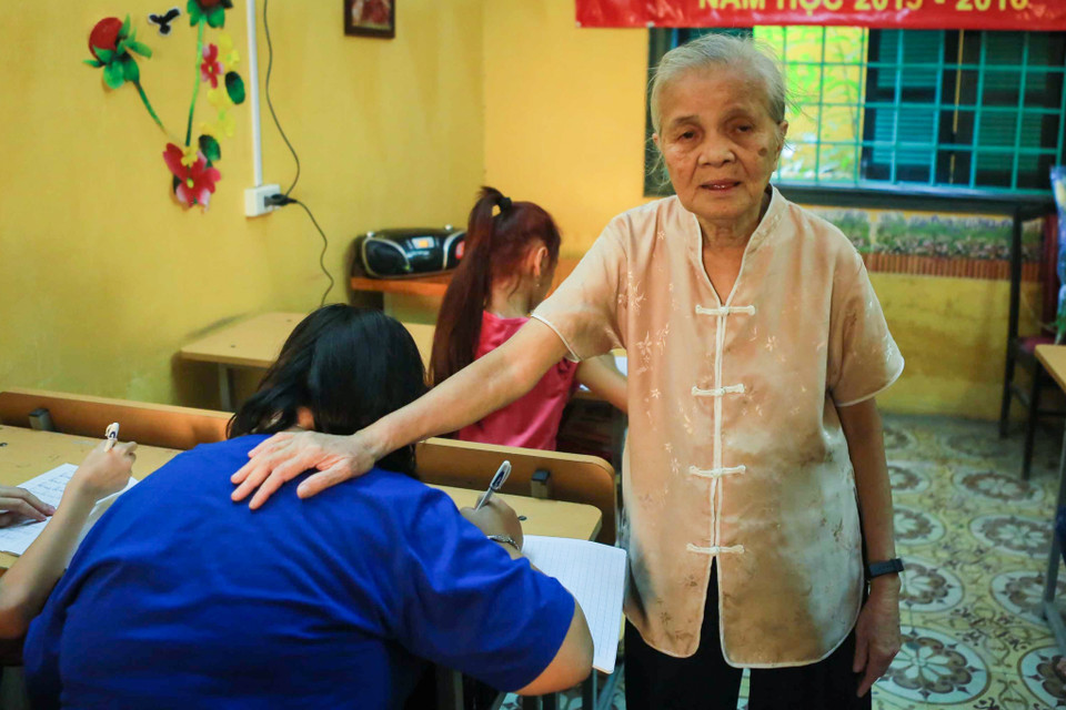 Bất cứ ai nhìn vào cái cách bà chăm chút cho từng đứa trẻ trong lớp mới thấy được niềm hạnh phúc vô bờ bến trong công việc mà 18 năm qua bà âm thầm cống hiến. (Ảnh: Minh Sơn/Vietnam+)