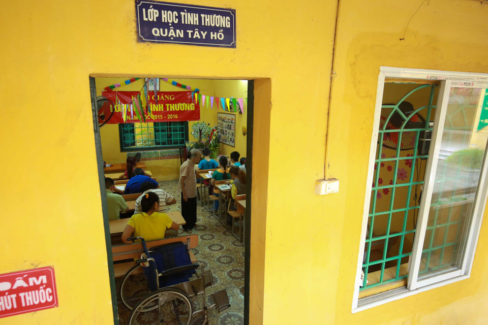 Đều đặn một tuần 6 buổi, bà Nam đến với lớp học đặc biệt của mình, vừa dạy dỗ vừa là nơi để sẻ chia đồng cảm giúp những trẻ em khuyết tật có thêm niềm tin vào cuộc sống. (Ảnh: Minh Sơn/Vietnam+)