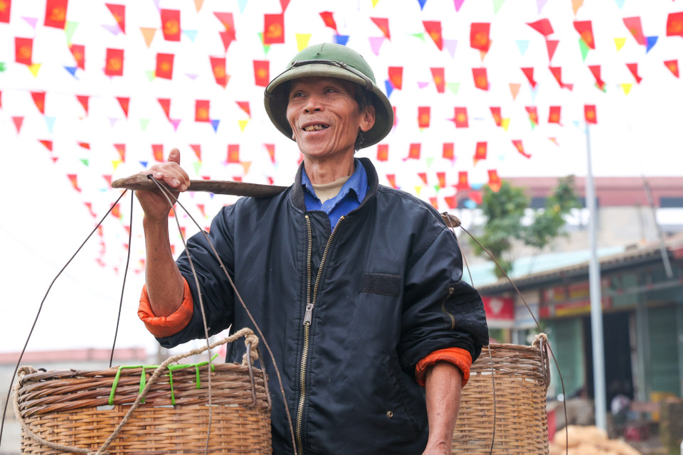 Ông Hà Công Xuân (70 tuổi) đã có hơn 30 năm trong nghề nuôi cá cho biết năm nay cá đẹp tuy nhiên sản lượng lại ít hơn năm ngoái. "Thời tiết năm nay rất ủng hộ người nuôi cá, nhiều gia đình trong thông thu hoạch được vài tạ đến cả tấn cá," ông Xuân cho biết. (Ảnh: Minh Sơn/Vietnam+)