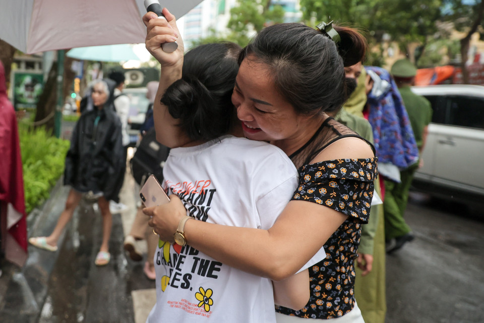 Niềm vui sướng của phụ huynh khi con em mình hoàn thành bài thi môn Toán. (Ảnh: Minh Sơn/Vietnam+)