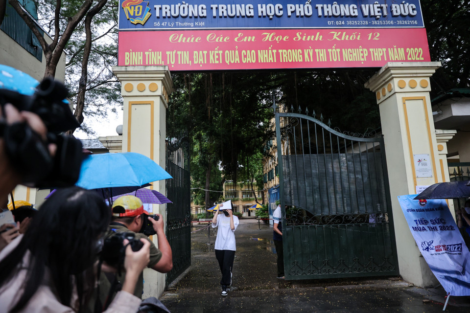 Đúng 16 giờ 5, những thí sinh đầu tiên đã bước ra khỏi điểm thi trong tiếng vỗ tay của các tình nguyện viên. (Ảnh: Minh Sơn/Vietnam+)