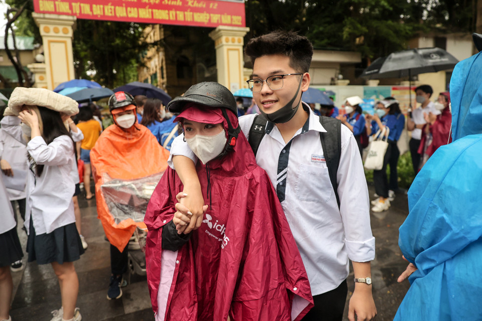 Ngày mai (8/7), các thí sinh sẽ tiếp tục kỳ thi với các môn: Ngoại ngữ, Khoa học tự nhiên (gồm các môn thành phần Vật lý, Hóa học, Sinh học) và Khoa học xã hội (gồm các môn thành phần Lịch sử, Địa lý, Giáo dục công dân). (Ảnh: Minh Sơn/Vietnam+)