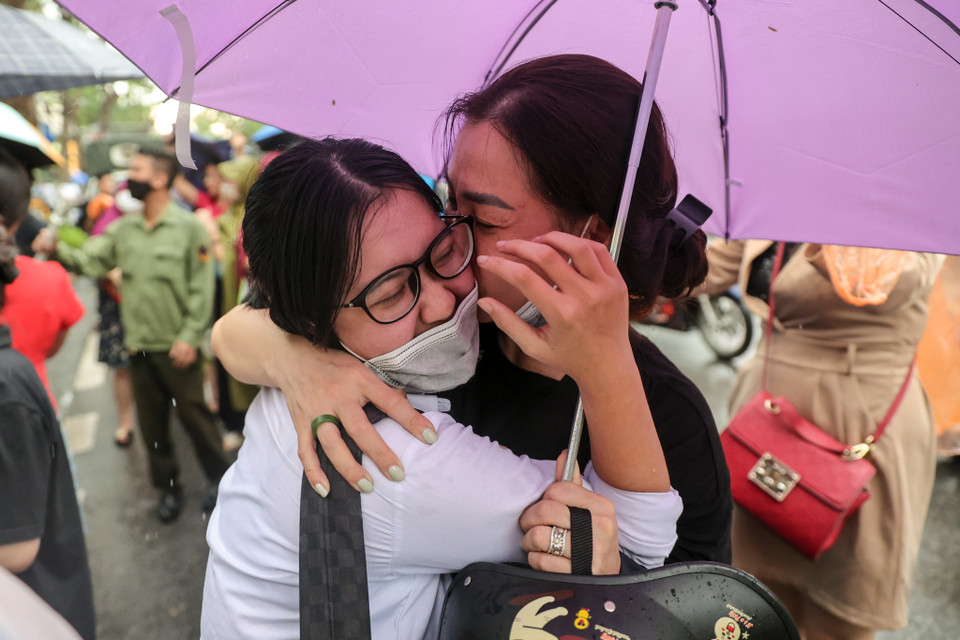 Niềm vui sướng của phụ huynh khi con em mình hoàn thành bài thi môn Toán. (Ảnh: Minh Sơn/Vietnam+)