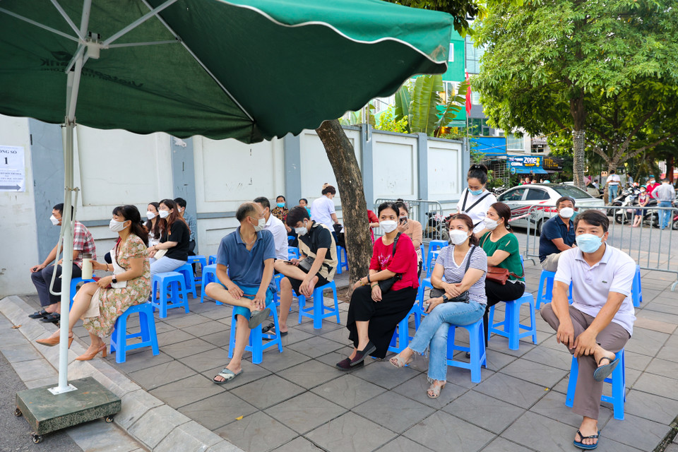 Tại các điểm thi, hội đồng thi cũng bố trí khu vực cho phụ huynh có nhu cầu ngồi chờ con em mình thi xong. (Ảnh: Minh Sơn/Vietnam+)