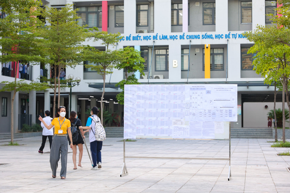 Một thí sinh phải chống nạng đi thi được hội đồng thi hỗ trợ. (Ảnh: Minh Sơn/Vietnam+)