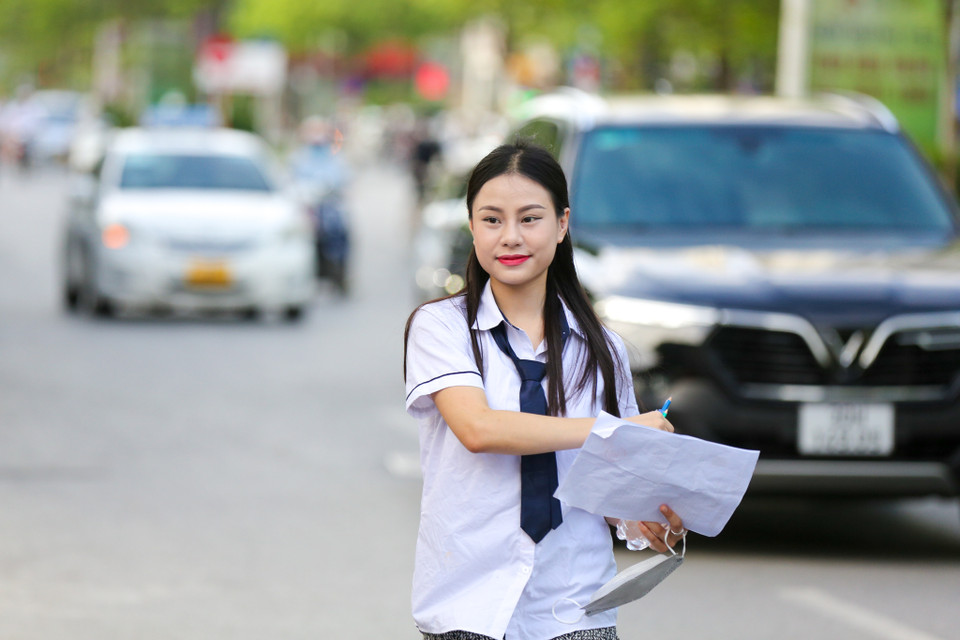 Môn thi Ngữ Văn các thí sinh sẽ từ 7h30, 7h35 bắt đầu làm bài.Các em sẽ có 120 phút để làm bài. (Ảnh: Minh Sơn/Vietnam+)