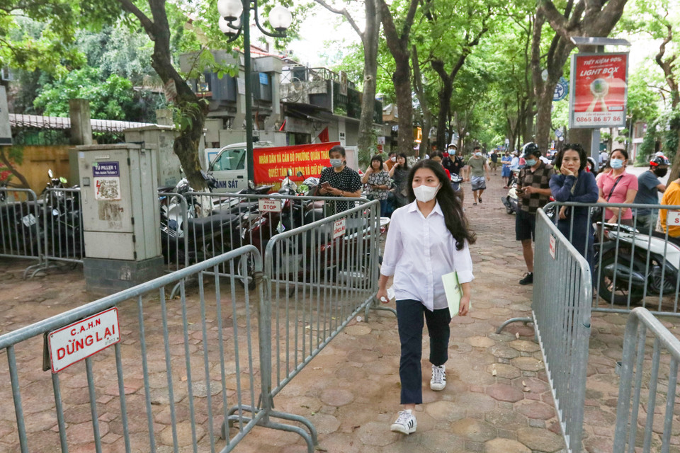 Các thí sinh được bố trí làn di chuyển riêng vào trong khu vực thi. (Ảnh: Minh Hiếu/Vietnam+)