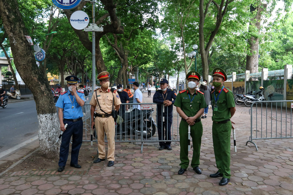 Tại thời điểm 7 giờ kém 15 phút, hầu hết toàn bộ thí sinh tại điểm thi trường Trung học Phổ thông Phan Đình Phùng đã có mặt và vào trong trường. (Ảnh: Minh Hiếu/Vietnam+)