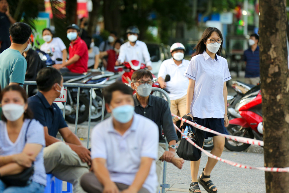 Ghi nhận tại điểm thi trường Trung học cơ sở Yên Hòa (Cầu Giấy, Hà Nội), ngay từ khoảng 6 giờ sáng các phụ huynh đã đưa con em mình tới. (Ảnh: Minh Sơn/Vietnam+)