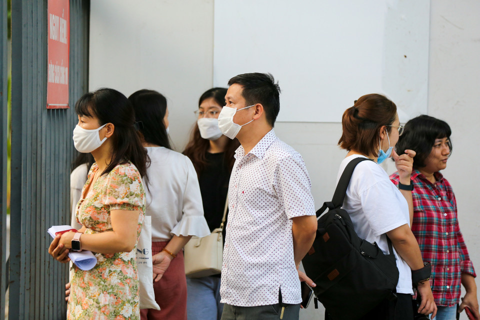 Nhiều phụ huynh đứng ngoài cổng để chờ con em mình thi xong môn đầu tiên. (Ảnh: Minh Sơn/Vietnam+)