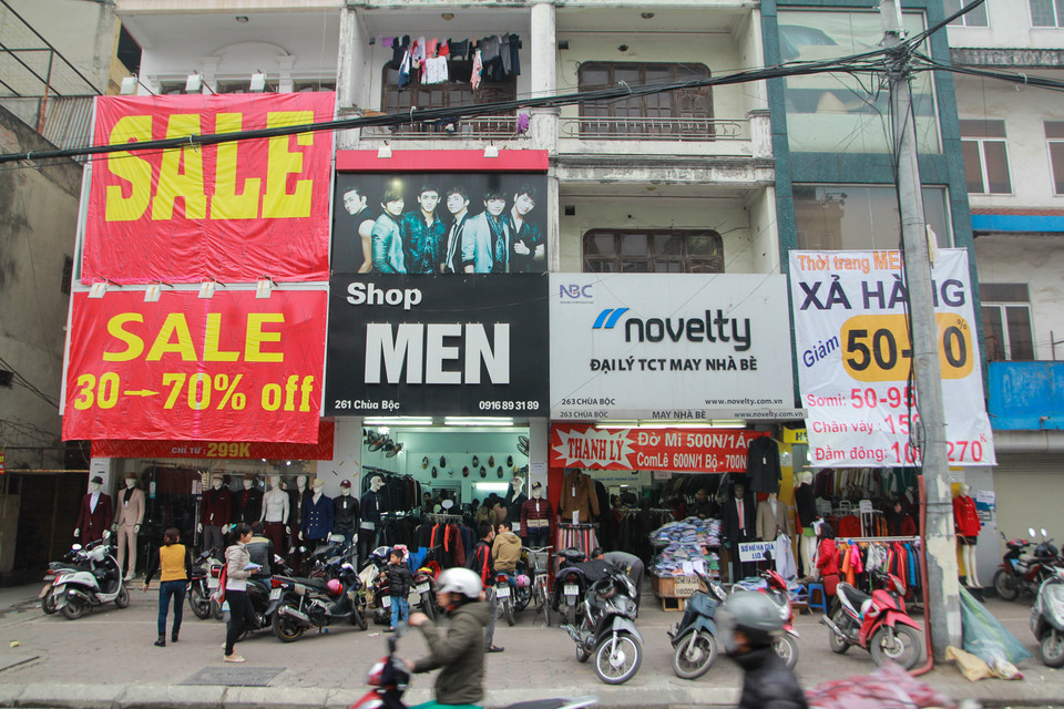 Dịp cuối năm âm lịch, những con phố này trở nên nhộn nhịp hơn bao giờ hết. (Ảnh: Minh Sơn/Vietnam+)