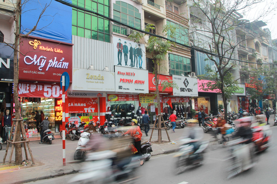Một người dân chia sẻ: “Chị tranh thủ dịp này để đi sắm đồ cho cả gia đình, ngày thường chỉ dám mua 1-2 món đồ mà hôm nay mua được cho cả nhà đấy!”. (Ảnh: Minh Sơn/Vietnam+)