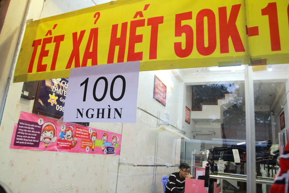 Thậm chí có cửa hàng đã bán hết sạch. (Ảnh: Minh Sơn/Vietnam+)