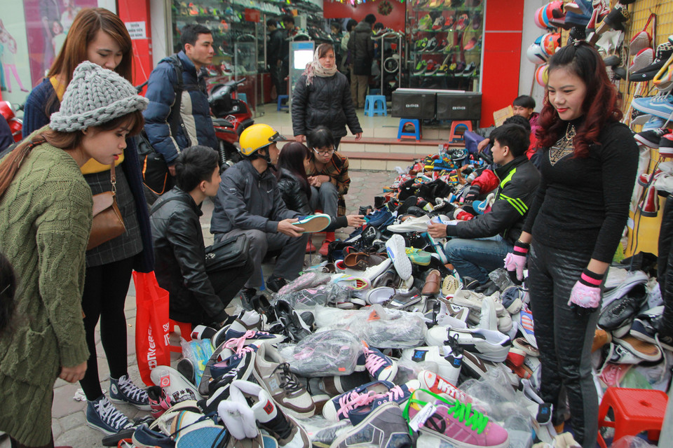 Nhiều cửa hàng bày đồ tràn cả ra vỉa hè. (Ảnh: Minh Sơn/Vietnam+)