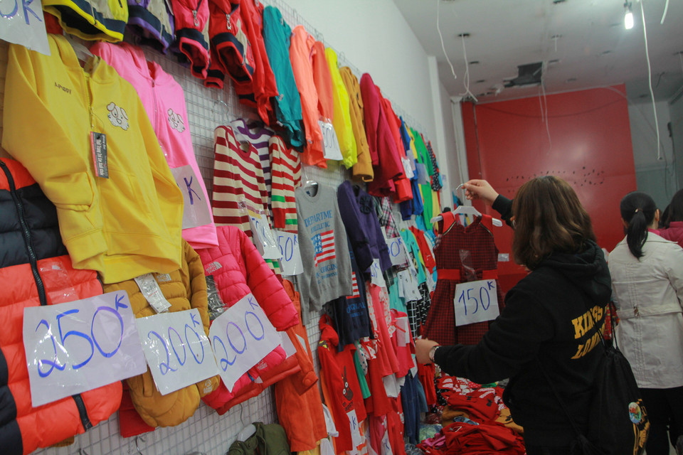 Nhiều cửa hàng còn dán cả giá tiền lên quần áo để khách hàng dễ dàng lựa chọn. (Ảnh: Minh Sơn/Vietnam+)