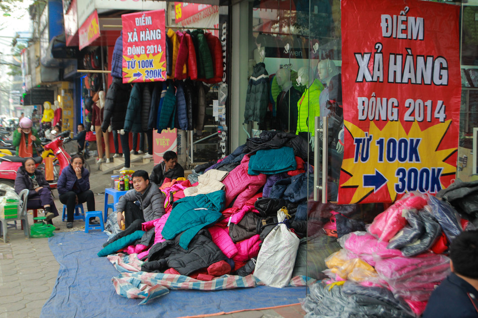 Nhiều cửa hàng bày đồ tràn cả ra vỉa hè. (Ảnh: Minh Sơn/Vietnam+)