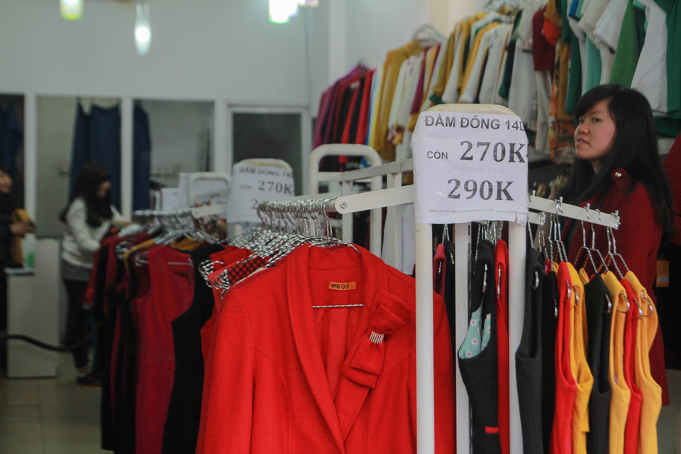 Những ‘tín đồ shopping’ tranh thủ dịp này để sắm cho mình những món đồ ưng ý nhất. (Ảnh: Minh Sơn/Vietnam+)