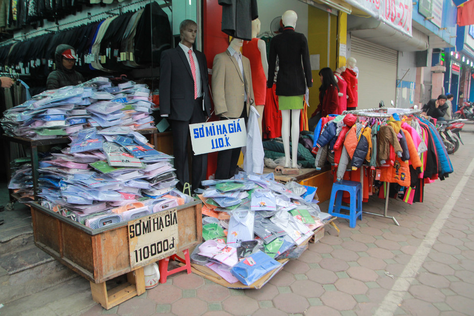 Những sản phẩm được hạ giá hết mức có thể. (Ảnh: Minh Sơn/Vietnam+)