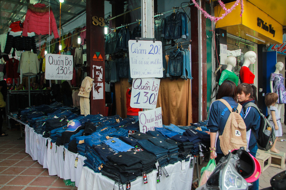 Tuy nhiên, lợi dụng dịp giảm giá, xả hàng này, không ít cửa hàng tranh thủ tuồn vào những mặt hàng giả, hàng kém chất lượng. Người mua cần phải tỉnh táo trong những dịp như thế này. (Ảnh: Minh Sơn/Vietnam+)